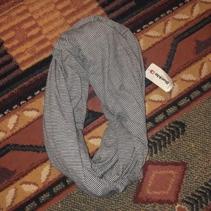 Buckle scarf